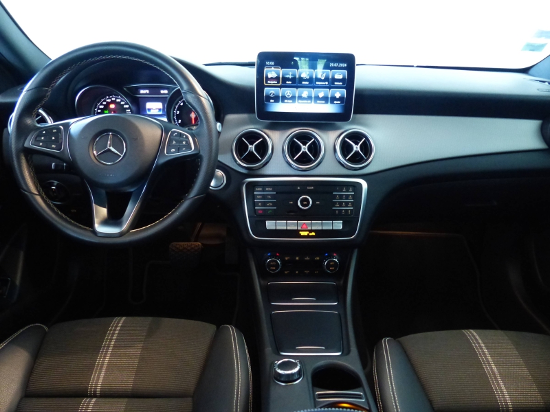 MERCEDES-BENZ GLA - 200 Sensation 7G-DCT