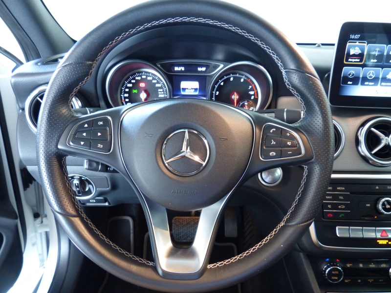 MERCEDES-BENZ GLA - 200 Sensation 7G-DCT